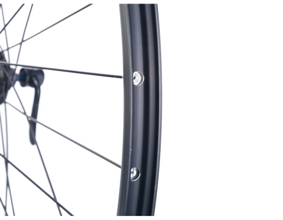 Koło rowerowe o rozmiarze 28" obręcz czarna 32 szprychy piasta Shimano TX505  hamulec tarczowy szybkozamykacz