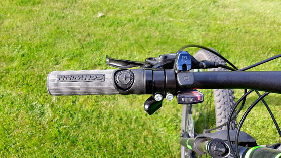 Chwyty kierownicy rowerowej SCHWINN G-114 125mm szaro-czarne 